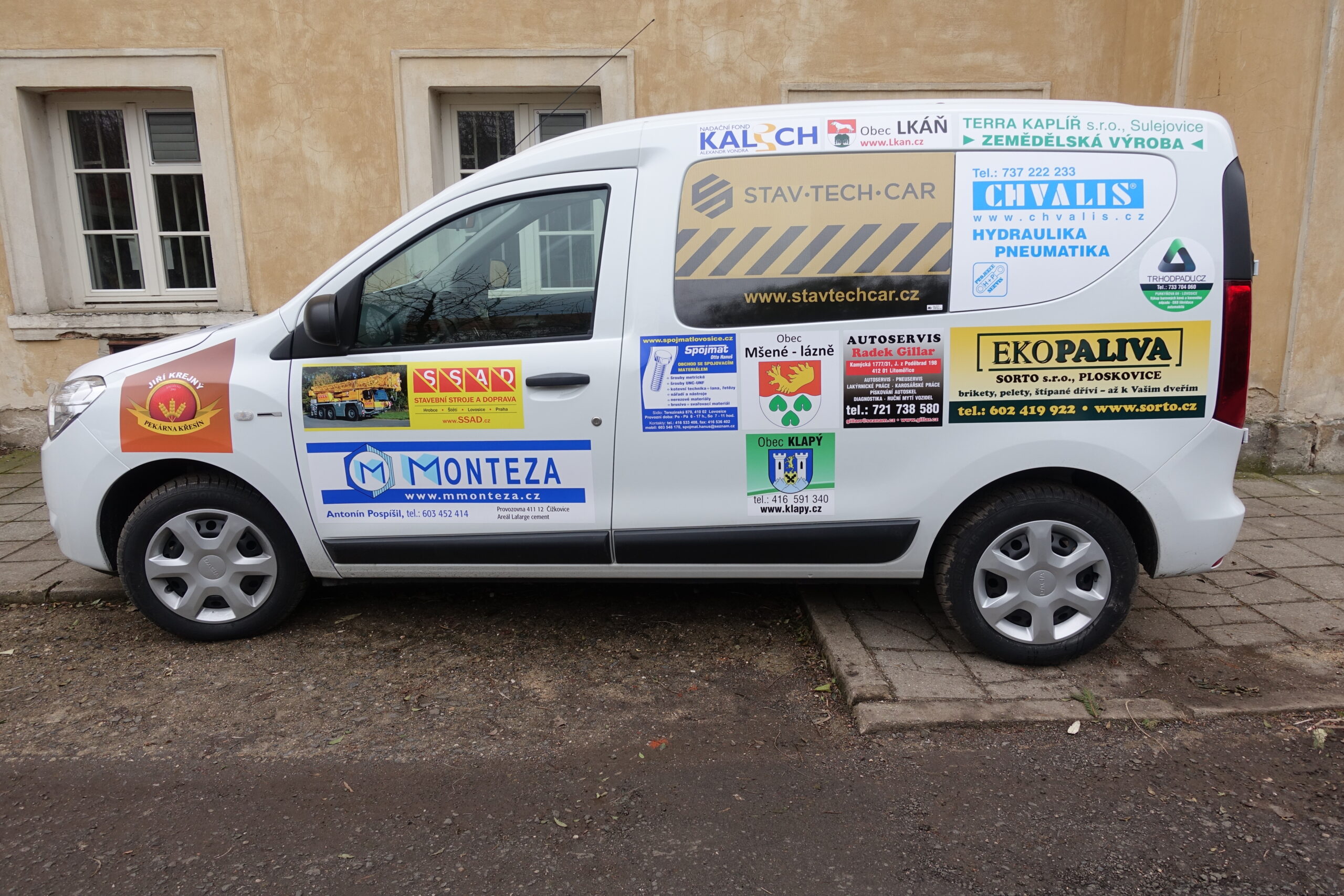 automobil s logem